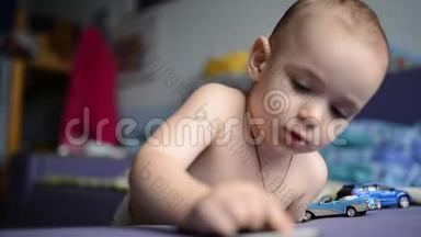 幼儿幼儿玩智能手机.