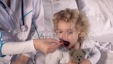 女医生用勺子给小女孩喂药，住院儿童