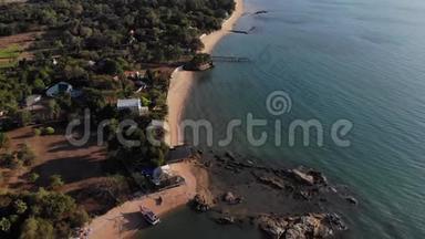 在泰国的芭堤雅海滩飞行，包括海洋和沙子。 芭堤雅海滩是泰国最著名的海滩