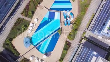 俯瞰美丽的复杂酒店游泳池。 库存录像。 酒店度假建筑群的优美景观设计