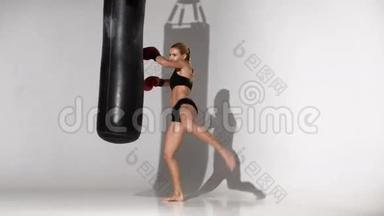 女拳击手用拳击袋完成了训练