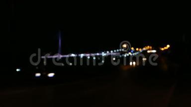 城市夜生活灯的汽车在路上。 模糊光低键多利射击。 夜晚的城市，户外的五颜六色的汽车灯光