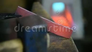在铁匠铺里刻一把刀。 特写镜头。