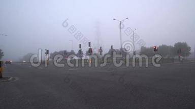 英国早晨的交通雾霾