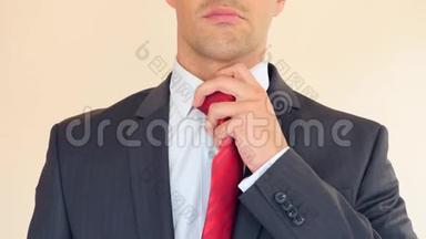 一个商人紧张地调整他的红领带。 4K，慢动作，超级特写。 复制空间