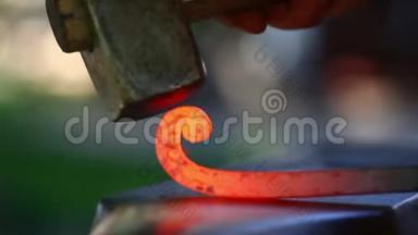 在铁匠铺锻造铁水。 铁匠手工锻造铁砧上的铁