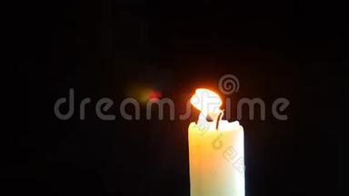 黑色蜡烛的特写。 熄灭了白色蜡烛的火焰.. 从灯芯里吸出来。 4k.慢镜头拍摄