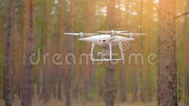 数字无人机在树林中无线飞行。