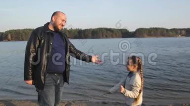 胖爸爸和胖女儿在河边、海边、海边玩得很开心