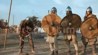 古代俄国的勇士们展示了战斗场景