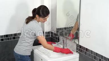 女人用刷子清洗浴室水槽