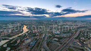 日落后，从白天到晚上的高空俯瞰莫斯科市。 从商业观察平台形成的