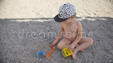 快乐的小女孩在海滩上玩弹珠，在<strong>海滨</strong>的孩子，海边的<strong>夏天</strong>