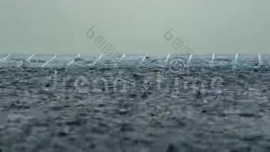 无限边缘游泳池面上雨滴的时间推移。 天气恶劣的假期或假日