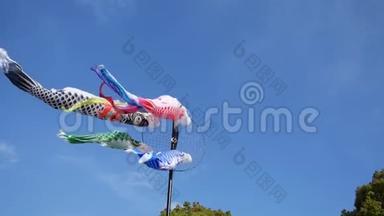 `名为锦鲤`的鲤鱼形彩带庆祝日本`儿童节，五月五日