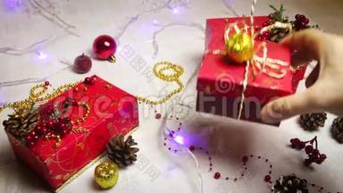 送给其他礼物的红色礼物，上面有闪烁的花环和圣诞树玩具