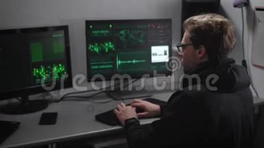 地下组织。 黑客试图闯入关键信息。 两台电脑和笔记本电脑桌上