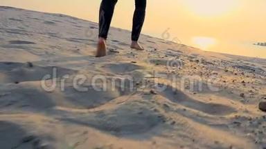 脚的特写。 健康，年轻的运动美女沿着沙滩奔跑，在沙滩上，在夏天，向着太阳奔跑