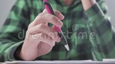 一个疲惫的商人在等着什么，用钢笔做<strong>紧张</strong>的<strong>动作</strong>。 工作压力