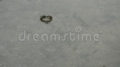 雨水流进水泥地面，使气泡漂浮并吹散