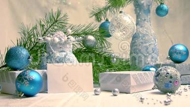 新年和圣诞装饰和礼物，蓝色和银色，带有浅紫色背景