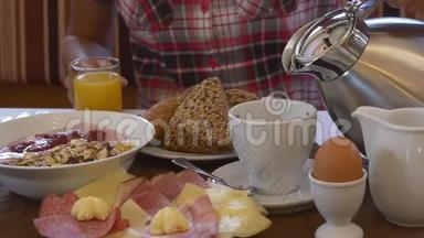 一位女士在早餐时<strong>倒咖啡</strong>和牛奶