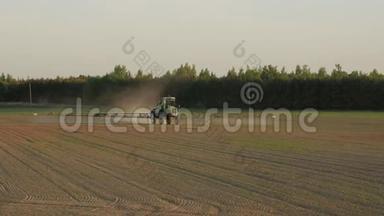 拖拉机用化学物质喷洒农田，以保护作物免受杂草和<strong>害虫</strong>的侵害。