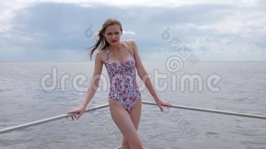 海边海边穿着泳装微笑的年轻女子，身材健美，身材苗条