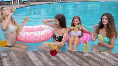 朋友们一起在泳池边放松，做泡泡，<strong>鸡尾</strong>酒会，女朋友穿泳衣吹肥皂泡