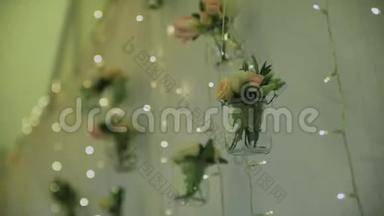 婚礼用花装饰/男人装饰婚礼拱门用花/装饰婚礼场所。