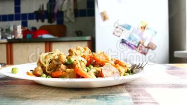 家里用盘子里的炒菜做的食物。 豆豉和青，素菜..