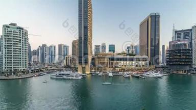 迪拜码头的空中蔬菜，有购物中心、餐馆、塔楼和游艇，<strong>日夜</strong>兼程，联合阿拉伯