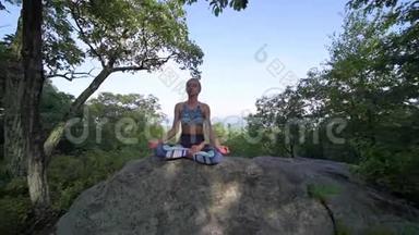 年轻<strong>女子</strong>正在一座山顶上美丽的异国情调的地方练习<strong>瑜伽</strong>。 <strong>瑜伽</strong>和冥想