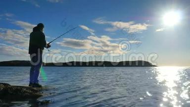渔夫检查鱼线，把鱼饵推到鱼竿上，做好<strong>准备</strong>，把鱼饵远远抛到平静的水里。 大人