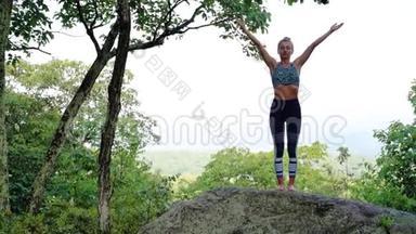 <strong>年轻女子</strong>正在一座山顶上美丽的异国情调的地方<strong>练习瑜伽</strong>。 <strong>瑜伽</strong>和冥想
