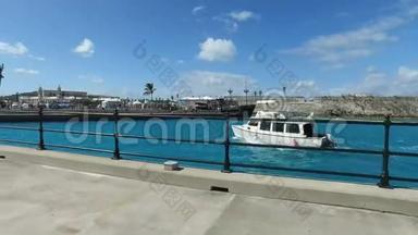 驶入百慕大岛港口、百慕大群岛、北大西洋海洋的摩托艇