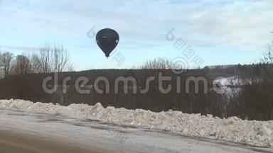 热气球在蓝天冬景中飞翔