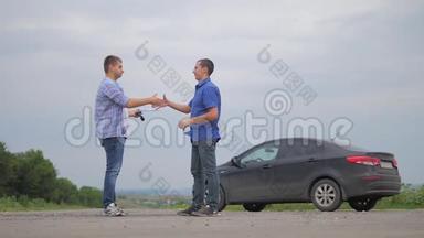 两个人达成协议。 男人握手卖家司机做汽车保险慢动作视频销售二手车