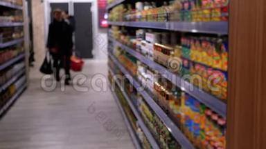 各种产品在超市的货架和货架。 买家选择产品。