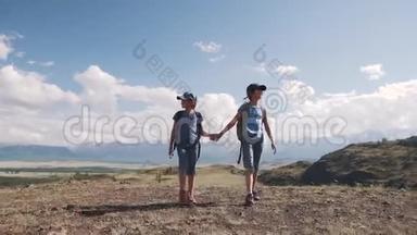 与儿童一起旅游。 儿童旅行者。 两个带背包的小女孩徒步旅行，牵着手。