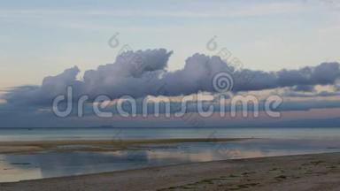 白沙滩上的云彩01时光流逝