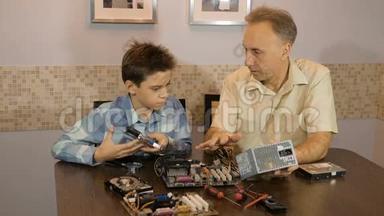 爸爸教儿子一个十几岁的孩子，电脑里`什么。 <strong>供电</strong>。