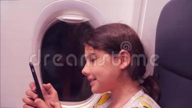 <strong>航空飞机</strong>概念。 小女孩正坐飞机在窗户旁边聊天，寻找生活方式