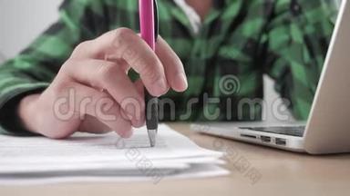 一个疲惫的商人在等着什么，用钢笔做紧张的动作。 工作压力