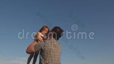 爸爸在蓝天上抛出一个快乐的女儿。 爸爸和小朋友<strong>一起</strong>玩，<strong>一起</strong>笑，<strong>一起</strong>拥抱.. 幸福家庭