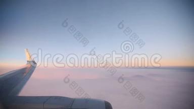 日落时分，透过喷气式飞机的窗户看到了紫色的云。 <strong>高清</strong>视频<strong>高清</strong>晰度