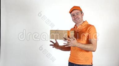 送货员穿着橙色制服扔了一个小包裹。 浅灰色背景，超级慢镜头