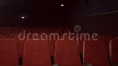 电影院的空座位。 带红色扶手的空剧院大厅