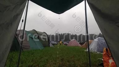 多倒霉啊：下雨时帐篷在营地里放风