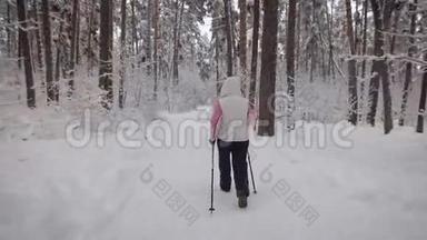 森林观的女人`回来，这是从事体育步。 她在高大的树木之间，在茂密的地方